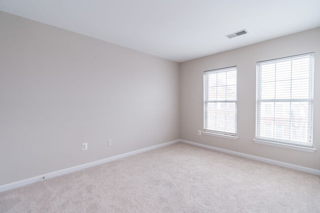 Building Photo - Immaculate 3 Bed 2 Full & 2 Half Bath End ...