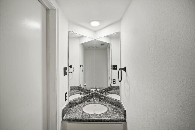 Building Photo - 1998 Augusta Dr