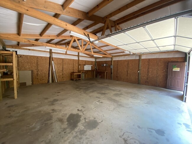 Building Photo - 18601 Honeysuckle Ln