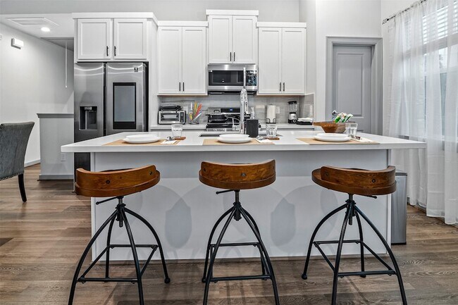 Building Photo - 829 Emile St