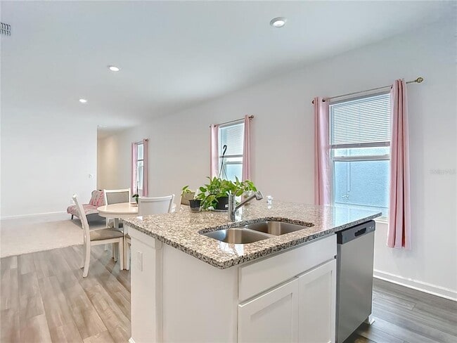 Building Photo - 38345 Honey Suckle Dr