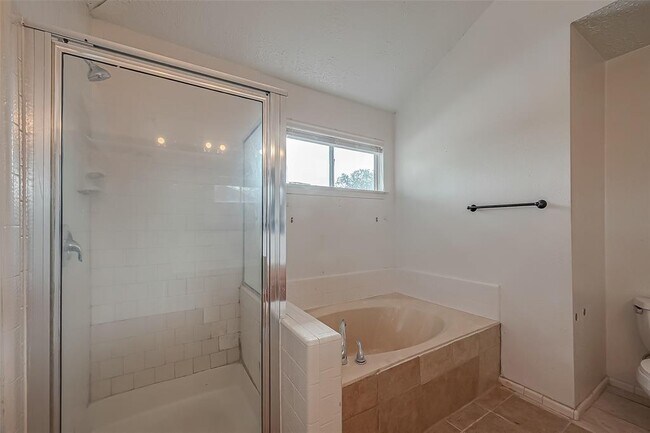 Building Photo - 2026 Sandy Knoll Dr