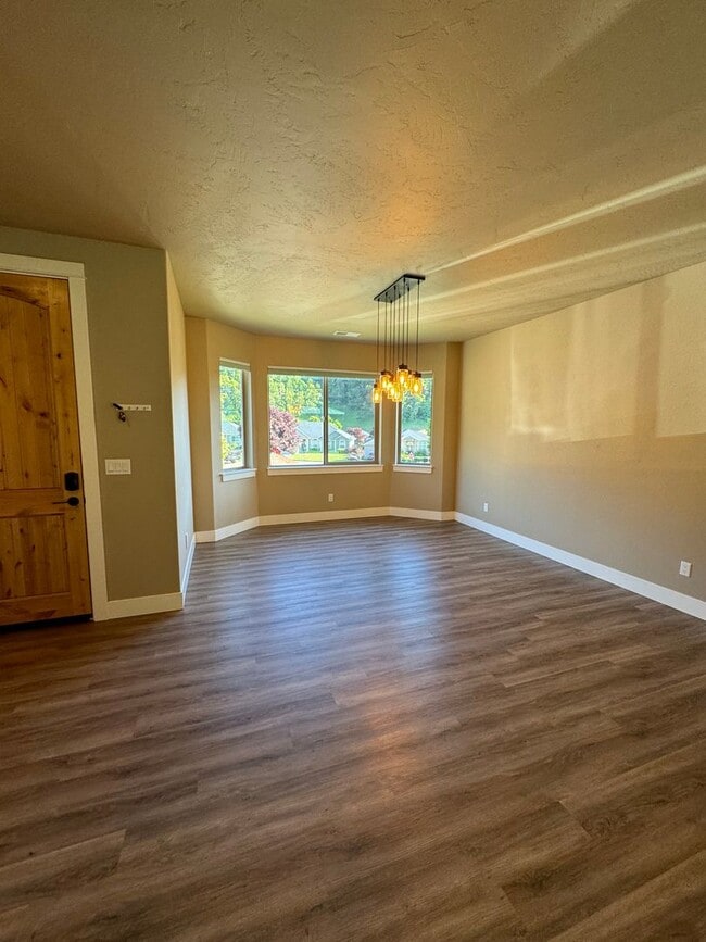 Building Photo - Newer Winchester 4 bedroom 2 bath home