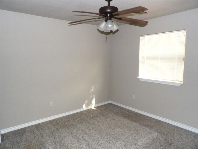 Building Photo - 125 SE Surrey Ln