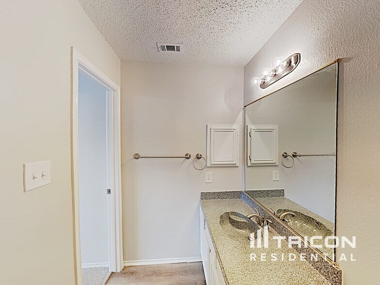 Building Photo - 805 Clover Hill Ln