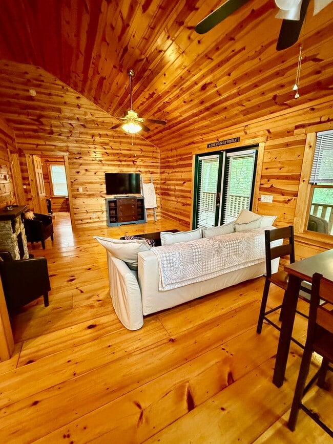 Building Photo - Laurel Oak Cabin