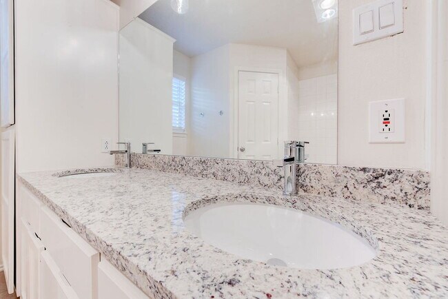 Building Photo - Updated 3/2/1 in Shadow Hills!