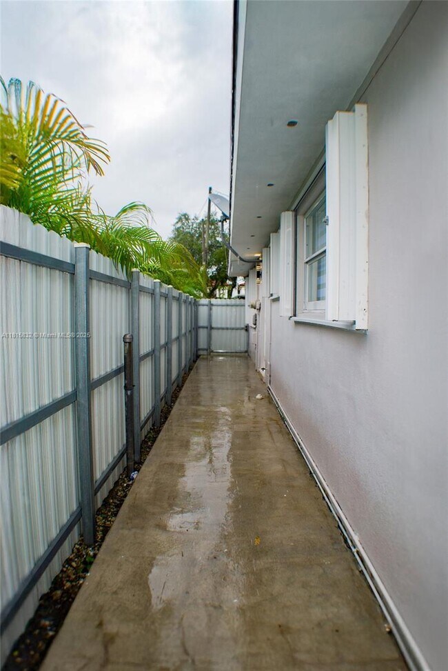 Building Photo - 2638 SW 30th Ct