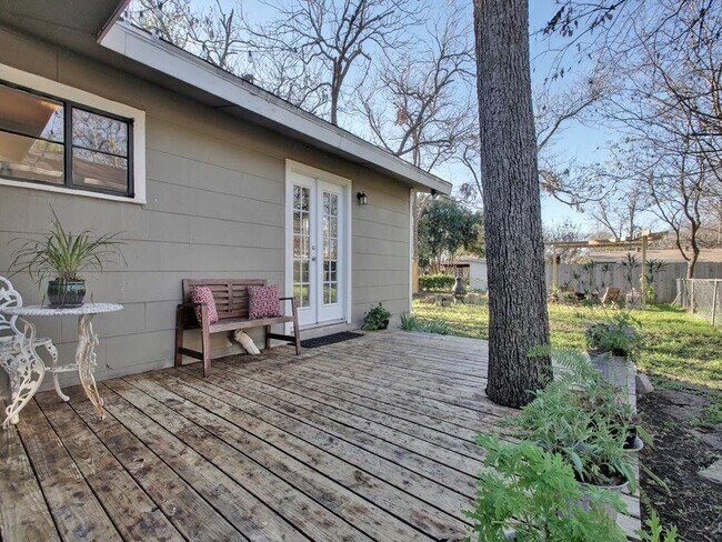 Building Photo - 407 Wilmes Dr