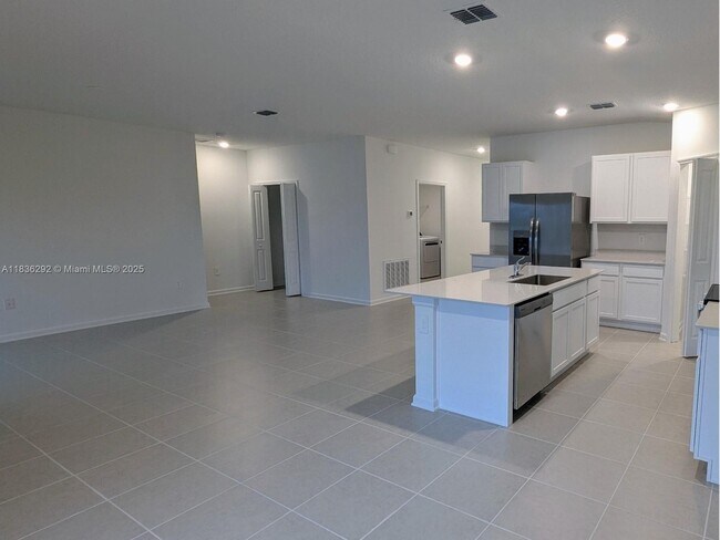 Building Photo - 2406 McKinley Dr