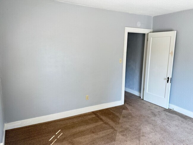 Building Photo - 844 D St