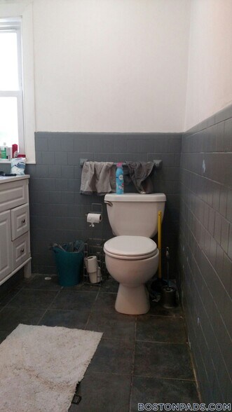 Building Photo - 42 Hillside St