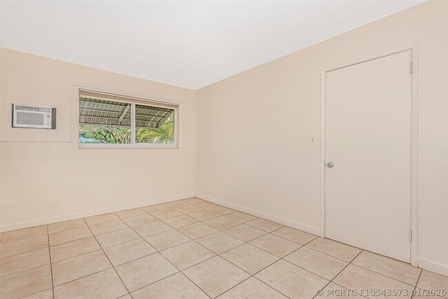 Building Photo - 2581 NE 11th Ct