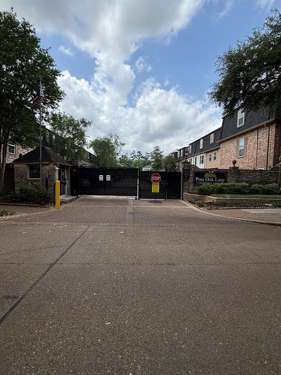 Building Photo - 357 N Post Oak Ln