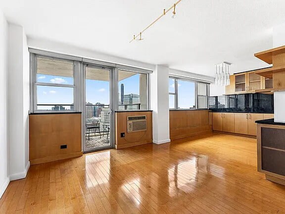 Building Photo - 75 Henry St