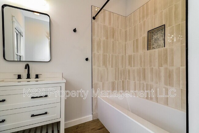 Building Photo - 1025 W 38th St