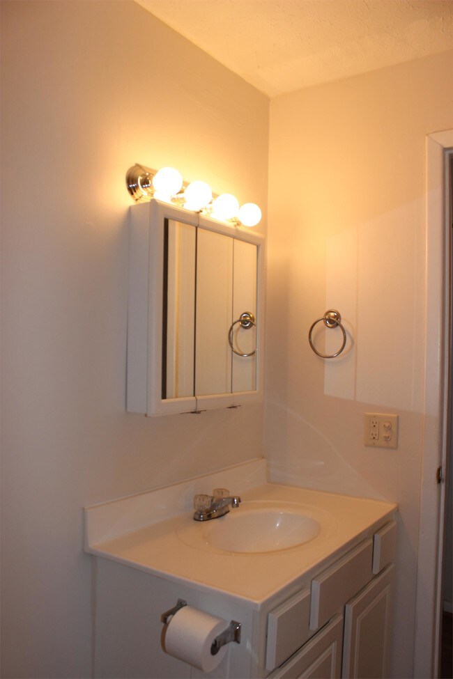 Building Photo - 1300 Brimfield Dr