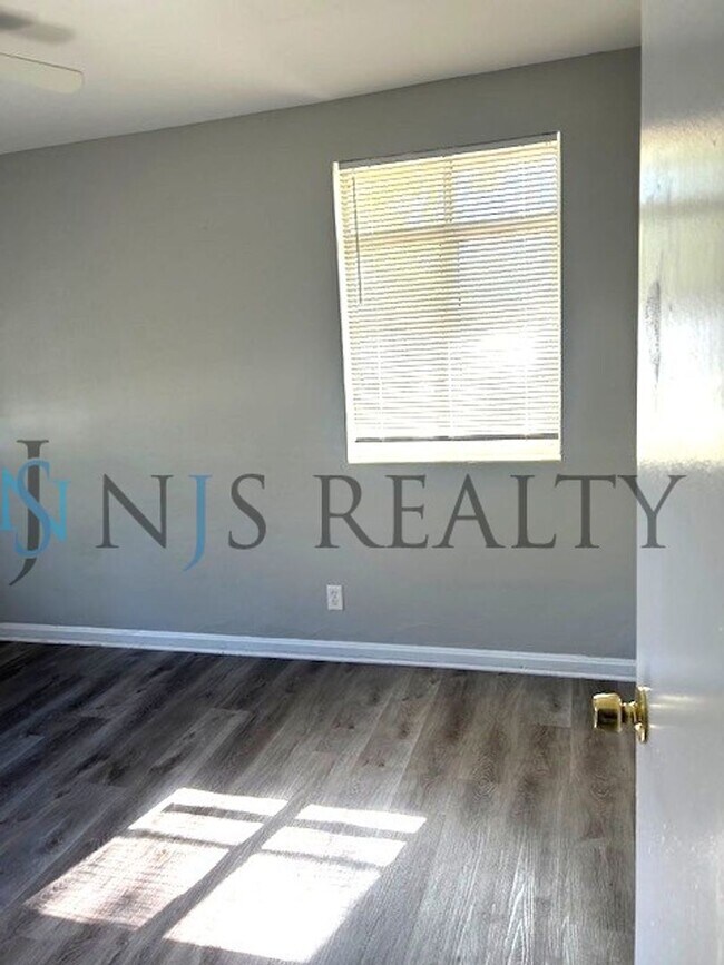 Building Photo - JUST REDUCED!!!!  BEAUTIFULLY UPDATED 3/1 889sq ft home. with upgraded kitchen & bath & covered p...