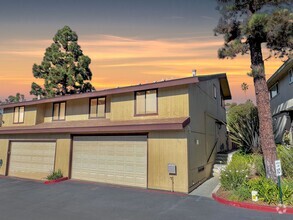 Building Photo - Great 3B/2BA Townhome in Vista!