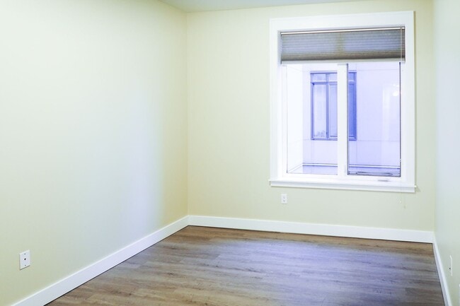 Building Photo - Lakeside 2BR Condo with Modern Finishes & Prime Location!