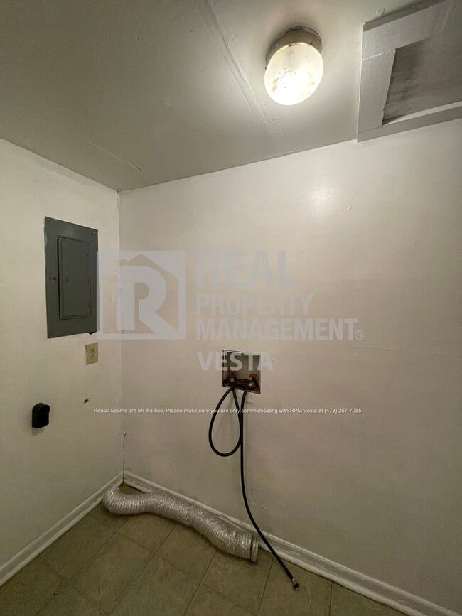 Building Photo - 5081 Idleway Dr