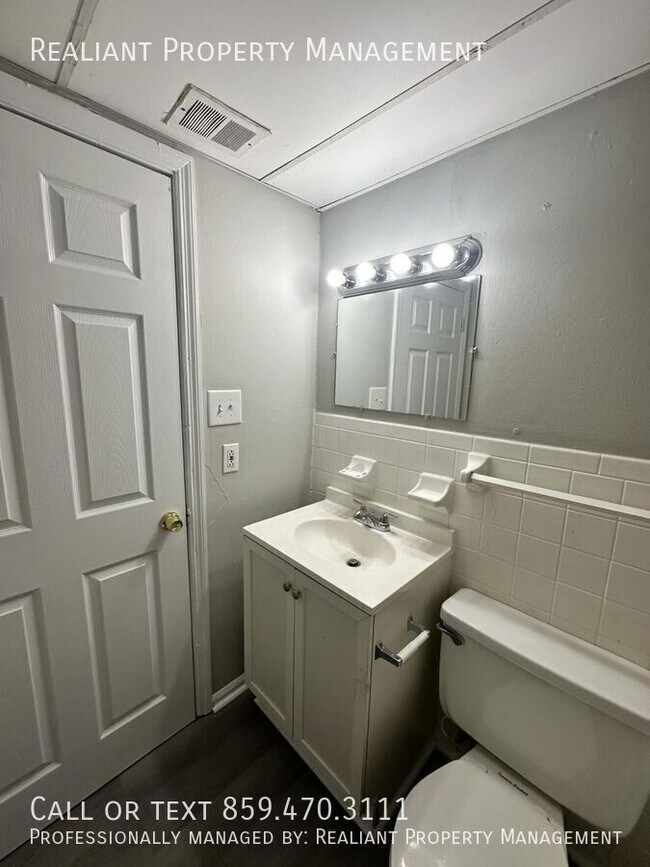 Building Photo - 208 Lakeshore Dr