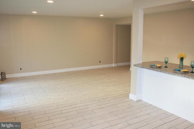 Building Photo - 115 E Kings Hwy