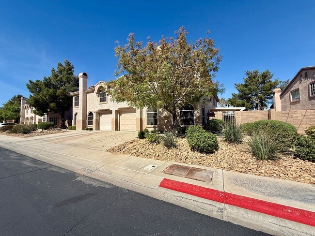 Building Photo - Beautiful 3-bedroom townhome in a desirable gated Green Valley community!