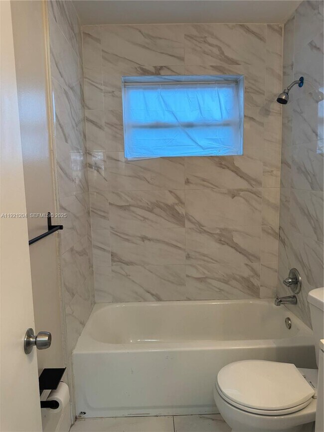 Building Photo - 522 NW 13th Ave