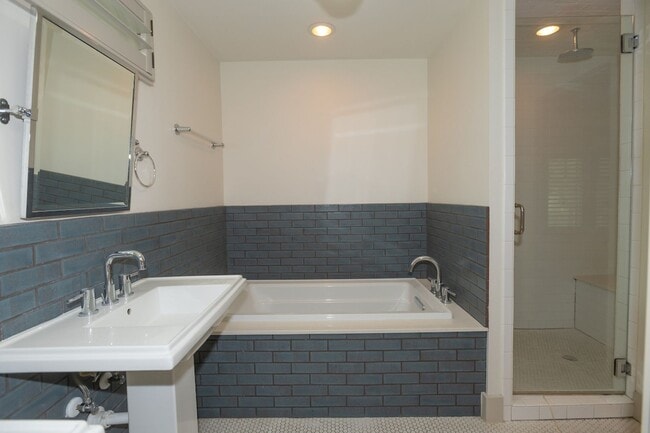 Building Photo - Bouldin Creek Neighborhood - Prime Location - 3/2.5!