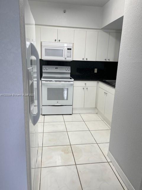 Building Photo - 9340 Fontainebleau Blvd