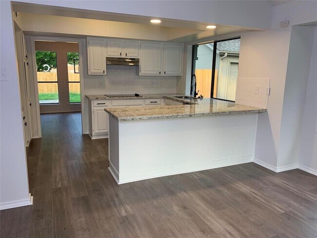 Building Photo - 610 Woodlake Cir