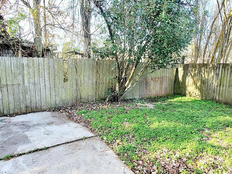 Fully fenced back yard. - 1300 Bay Hill Blvd.