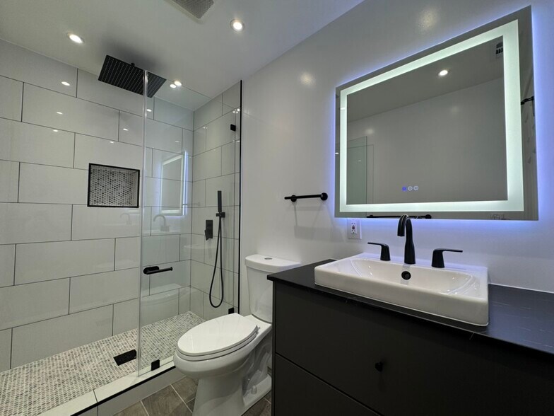 Building Photo - 2212 Linda Flora Dr