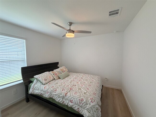Building Photo - 4986 Edgewood Dr