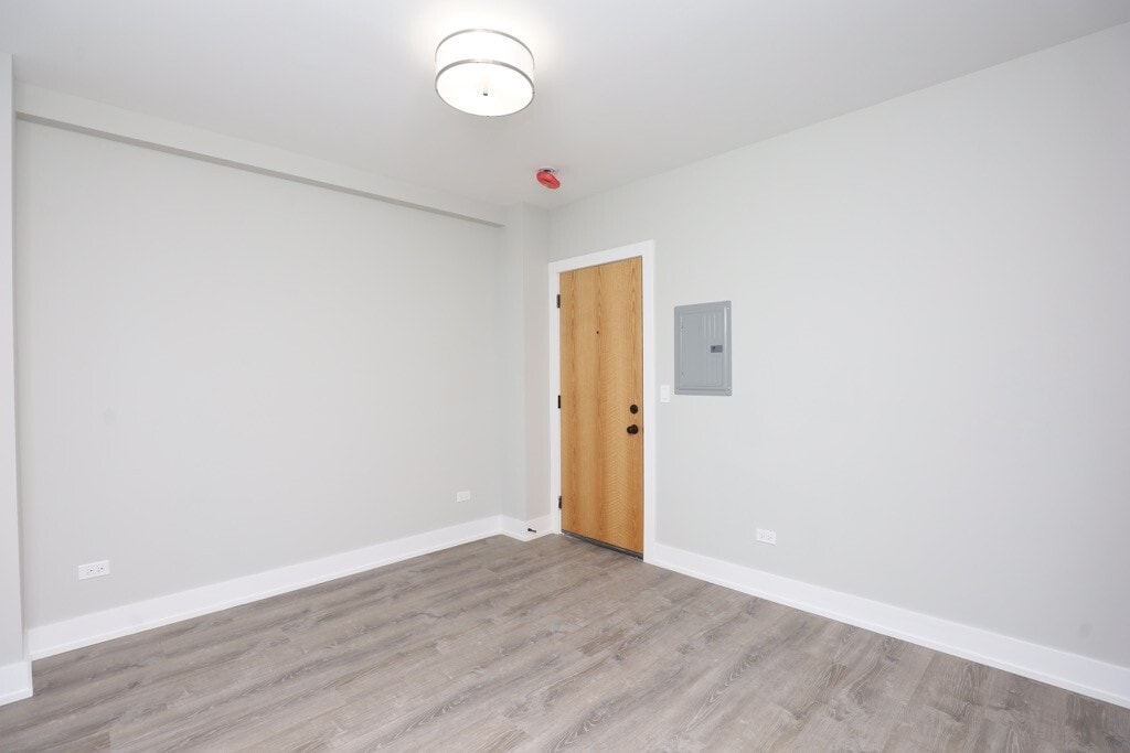 Building Photo - 510 W Belmont Ave