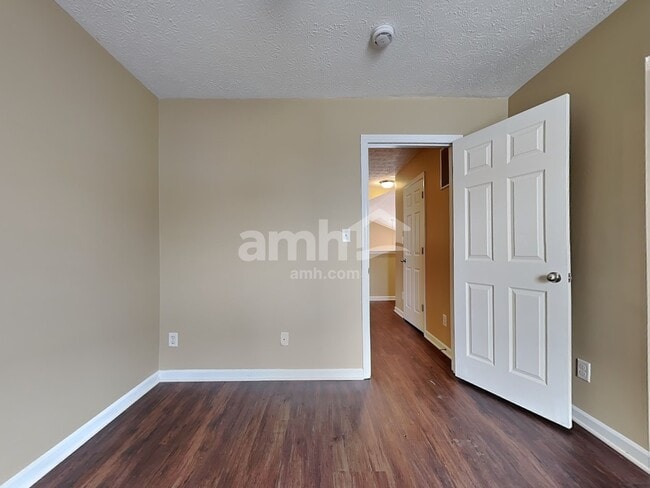 Building Photo - 439 Parkview Ct