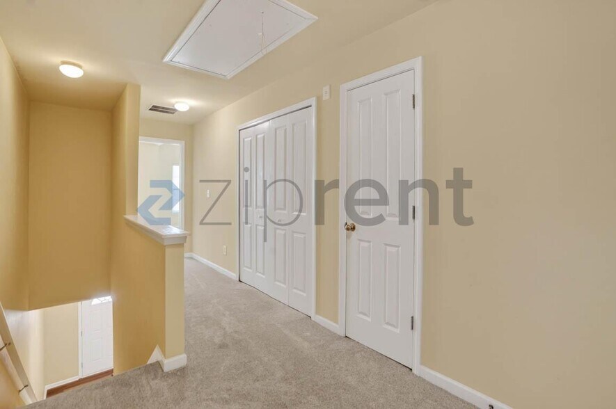 Building Photo - Unit