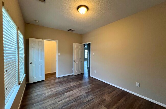 Building Photo - 15919 Angler Bend Dr