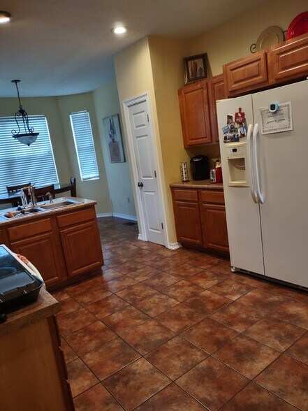 Building Photo - 131 E 5th St