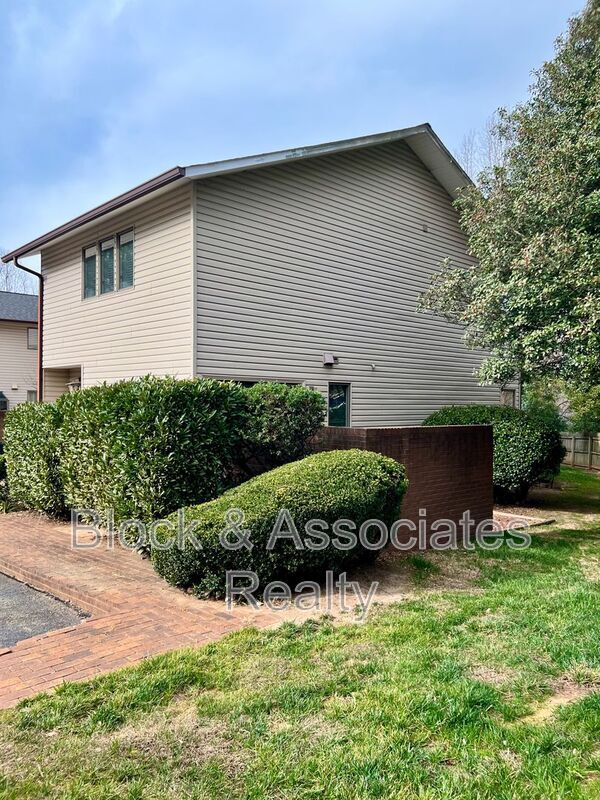 Building Photo - 207 Forest View Ct