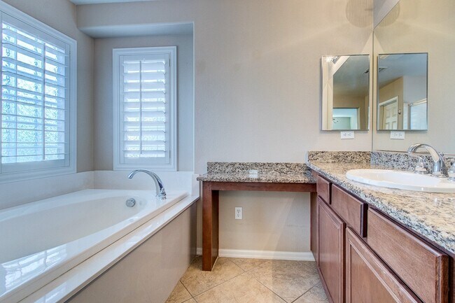 Building Photo - Summerlin Home with downstairs Bed/Bath & Large Patio with Courtyard!