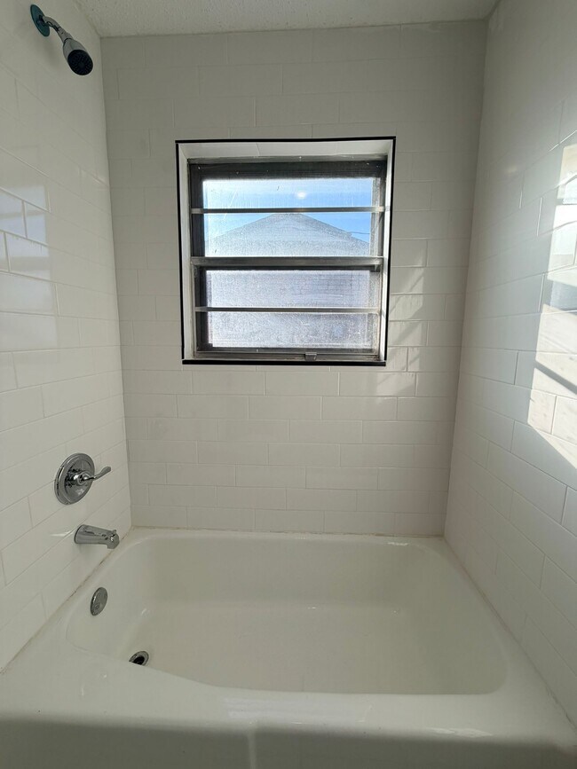 Building Photo - 1323 SE Clover Ln