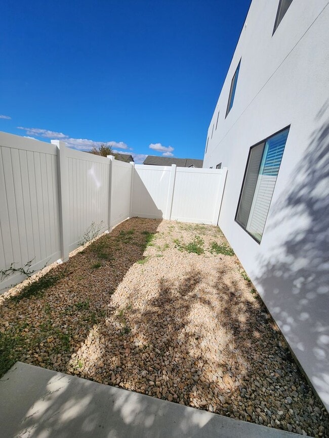 Building Photo - Modern 3-Bedroom Home with Balcony for Ren...