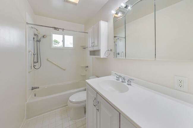 Building Photo - 5 Bed / 3 Bath / deep lot/ 2 driveways and...