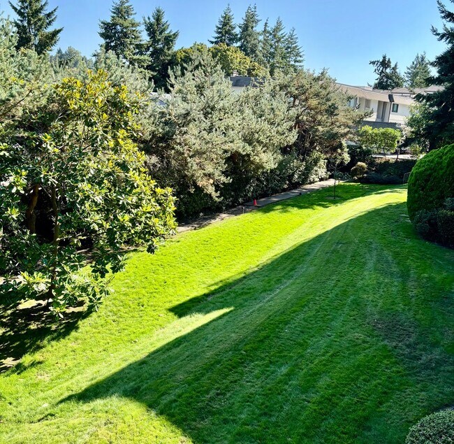 Building Photo - 2 Bed / 2 Bath updated Mercer Island condo $2,945/mo