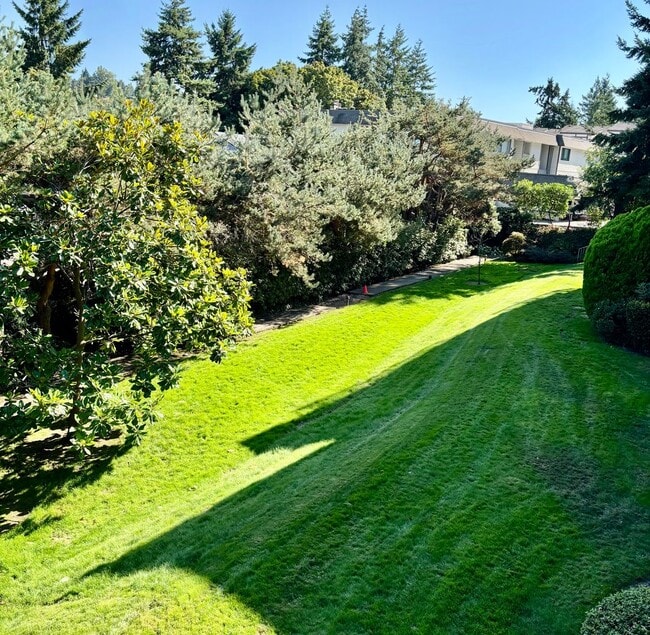 Building Photo - 2 Bed / 2 Bath updated Mercer Island condo...