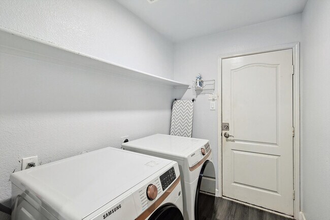 Building Photo - 521 E Robin Ct