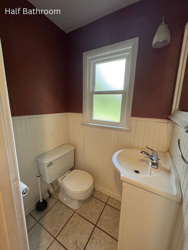 Building Photo - 4011 Longwood Dr