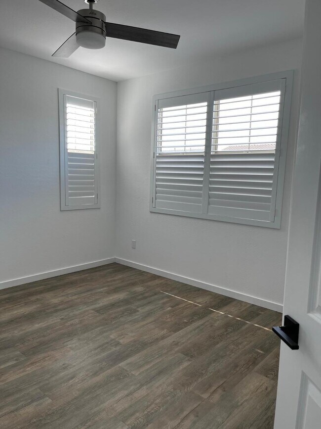 Building Photo - 1355 W Crane Dr